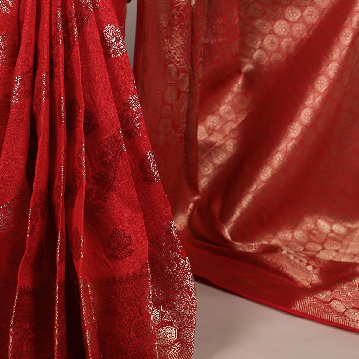 Designed for all-day comfort with a touch of festive finesse—this weaving work nylon saree is a true classic 🌸

✨Price : 980/-